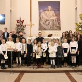 Schola i zespół z bp. Markiem Solarczykiem i duszpasterzami.