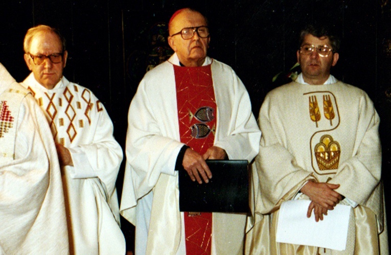 Msza św. pod przewodnictwem bp. Edwarda Materskiego. Z lewej ks. Karl-Heinz Haus, z prawej ks. Stanisław Pindera.