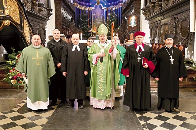 	W archikatedrze oliwskiej spotkali się przedstawiciele Kościołów rzymskokatolickiego, prawosławnego, ewangelicko-augsburskiego, ewangelicko-metodystycznego i polskokatolickiego.