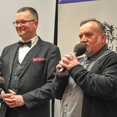 ▲	Ksiądz Wojciech Pracki, proboszcz parafii ewangelicko-augsburskiej w Opolu (z lewej), i Jacek Kaczor, realizator z Opolskiej Fundacji Filmowej.