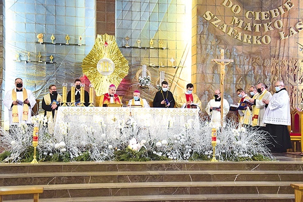Liturgii przewodniczył biskup ordynariusz.
