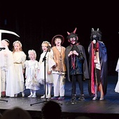 Dzieci na scenie teatralnej ŚOK.