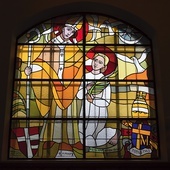Święty Stanisław przytula bł. Karolinę na witrażu w kościele w Łysej Górze.