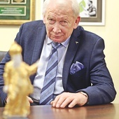 Wieloletni sekretarz w Urzędzie Miejskim Wrocławia. Ma 77 lat. Był odpowiedzialny za rekonstrukcję organów Englera i nadzorował prace. 