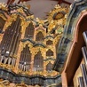 To klasyczne przedstawienie typowego śląskiego barokowego instrumentu. Dwie wieże pedałowe po bokach. Na górze w centrum Gloria z tetragramem i anielska orkiestra.