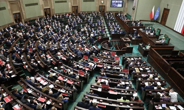 Sejm odrzucił poprawki Senatu do ustawy czasowo obniżającej VAT m.in. na żywność, nawozy i gaz