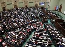 Sejm odrzucił poprawki Senatu do ustawy czasowo obniżającej VAT m.in. na żywność, nawozy i gaz