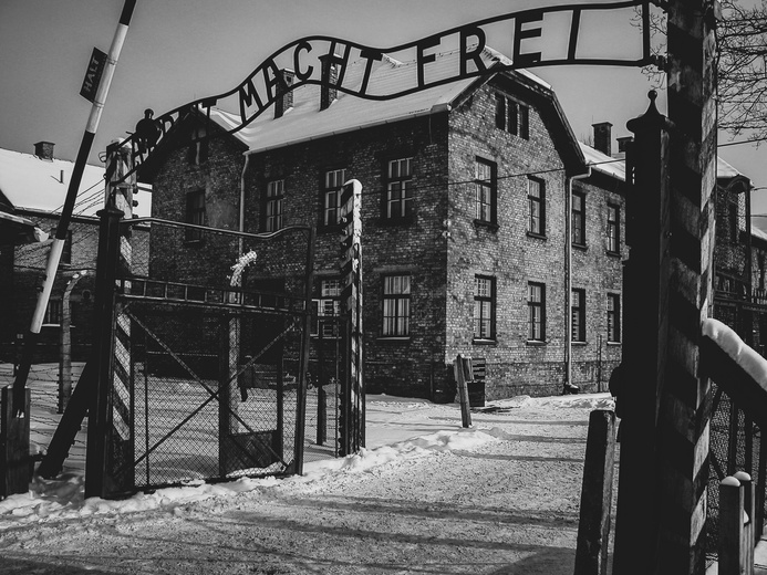 Niemiecki obóz Auschwitz - symbol zagłady i męczeństwa