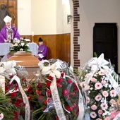 Mszy św. pogrzebowej przewodniczył bp Ignacy Dec.