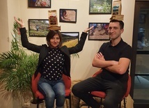 Monika Mostowska - wiceprezes fundacji Salvatii i Dawid Sobarnia prowadzący misyjną kawiarnię Amakuru w Nowym Sączu.