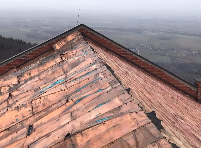 W kościele na szczycie Ślęży wichura zerwała dach