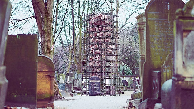 	Monument ku czci zmarłych lub zamordowanych na ulicach getta warszawskiego i pochowanych w jednym z największych grobów masowych w Europie. 