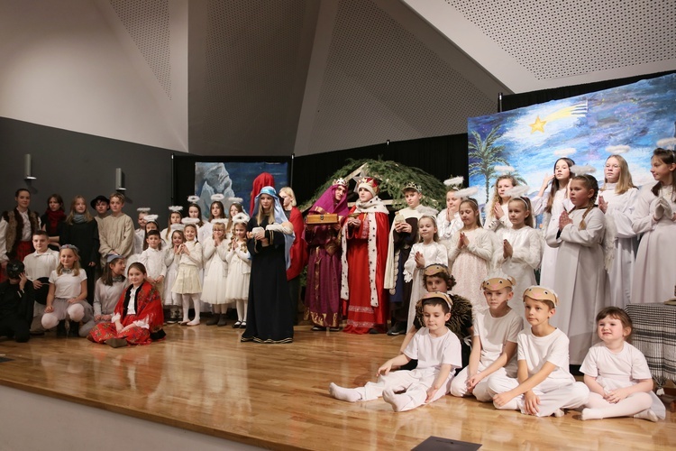 Zespół teatralny "Berecik" i dzieci ze scholi parafialnej.