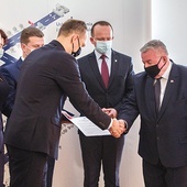 ▲	Promesy wręczyli samorządowcom wiceminister Rafał Weber oraz poseł Zbigniew Chmielowiec.