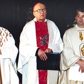 ▲	Msza św. pod przewodnictwem bp. Edwarda Materskiego. Z lewej niemiecki kapłan, z prawej ks. inf. Stanisław Pindera.