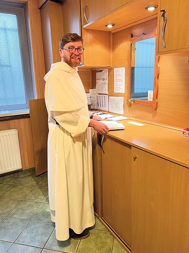 O. Grzegorza w katowickim klasztorze dominikanów można spotkać m.in. w zakrystii. Pełni funkcje duszpasterza akademickiego, liturgisty i zakrystiana konwentu.
