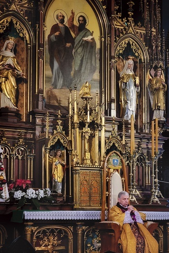 Biskup gliwicki, nad nim obraz świętych apostołów Piotra i Pawła.