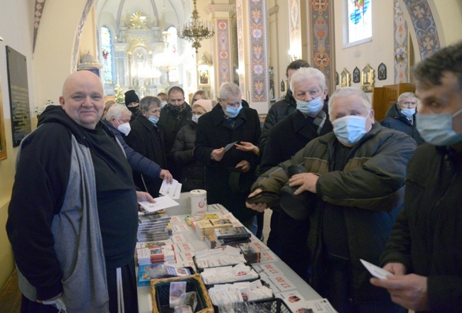Wierni mogli nabywać książki, filmy, modlitewniki, a także krzyże i różańce z relikwiami błogosławionych. Z lewej br. Jan Hruszowiec.