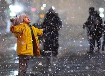 Dziewczynka cieszy się ze śniegu, który spadł w Izraelu. Opady zanotowano również w Turcji i Grecji.
26.01.2022 Jerozolima