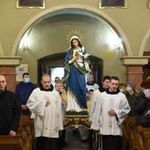 Bracia wnoszą figurę Matki Bożej Anielskiej - Patronki prowincji. 
