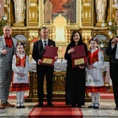 Dyrygentka chóru z Miłakowa została nagrodzona za 35 lat pracy artystycznej