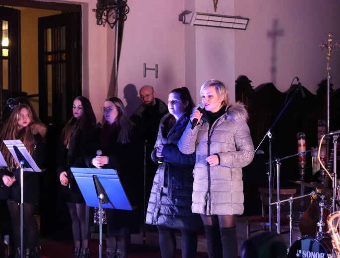 Wierni parafii w Domaniewicach od lat dbają o niepowtarzalny klimat Bożego Narodzenia, w którym najważniejsze jest uwielbienie pieśnią Dzieciątka.