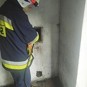 	Zgodnie z obowiązującymi przepisami w budynkach mieszkalnych przegląd przewodów kominowych powinien odbywać się co najmniej raz w roku.