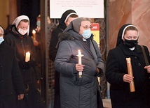 	Przed rozpoczęciem Mszy św. zebrani przeszli w procesji z zapalonymi świecami z kaplicy MB Świdnickiej do nawy głównej.