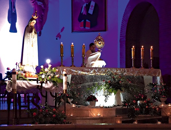 ▲	Kolejne wspólnoty prowadziły modlitwę przed Najświętszym Sakramentem  aż do porannego  Różańca i Mszy św. 