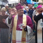 Abp Józef Życiński odprowadza pielgrzymkę, która rusza na Jasną Górę.