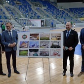 W Radomskim Centrum Sportu po konferencji prasowej, od lewej: Sławomir Stępniewski, prezes Radomiaka, Radosław Witkowski, Adam Bielan i Kamil Bortniczuk.