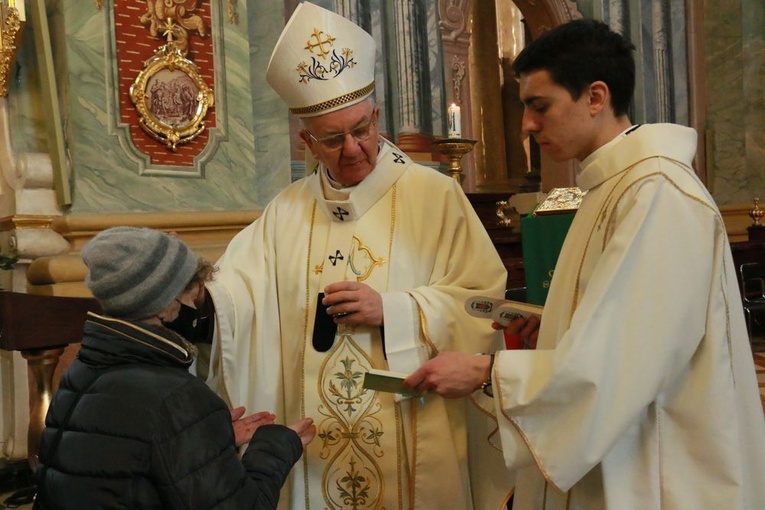 Sakramentu chorych udzielił osobom cierpiącym abp Stanisław Budzik.