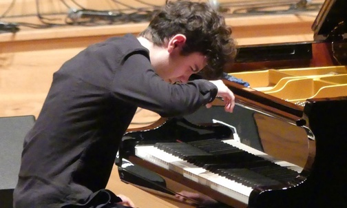 Wybitnie uzdolniony pianista Mateusz Dubiel zagrał dla Hospicjum św. Kamila w Bielsku-Białej.