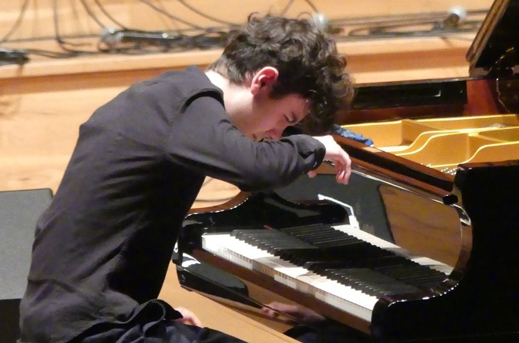 Wybitnie uzdolniony pianista Mateusz Dubiel zagrał dla Hospicjum św. Kamila w Bielsku-Białej.