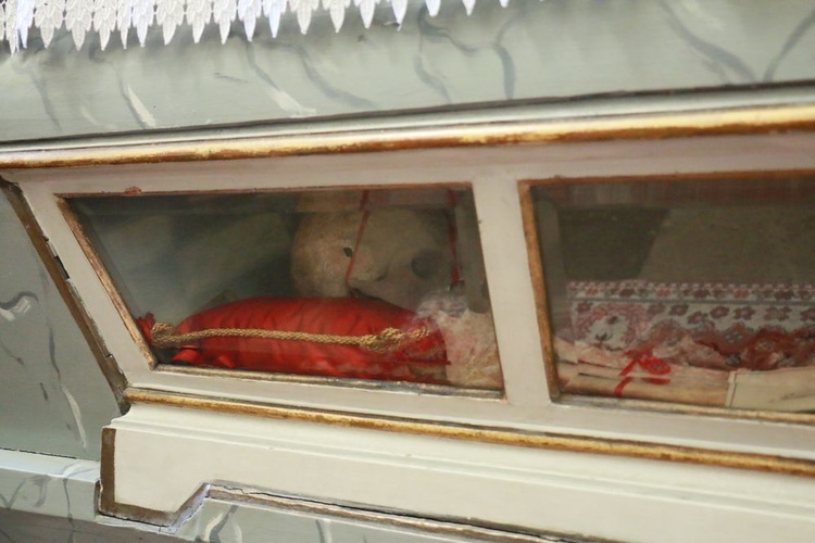 Relikwie św. Walentego umieszczone w bocznym ołtarzu.