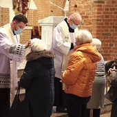 	Kapłani udzielili zgromadzonym sakramentu namaszczenia. 