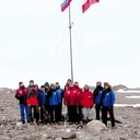 Uczestnicy IV Wyprawy Geofizycznej wraz z rosyjskimi naukowcami z pobliskiej Stacji Oazis II