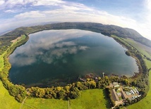 W 2012 roku  na spokojnej  powierzchni jeziora  zaczęły pojawiać się  bąbelki.  Okazało się,  że to dwutlenek węgla. Laacher See to bowiem wulkan
