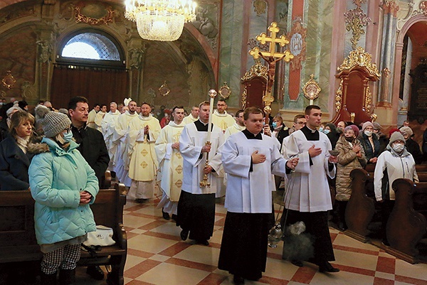 ▲	Eucharystię sprawowało liczne grono kapłanów. 