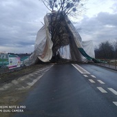 Dwie ofiary śmiertelne, zerwane dachy, powalone drzewa. Wichury nad Warszawą