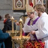 Na zakończenie biskup poświęcił i rozdał zebranym obrazki z obliczem Jezusa oraz gerbery, będące znakiem nadziei.