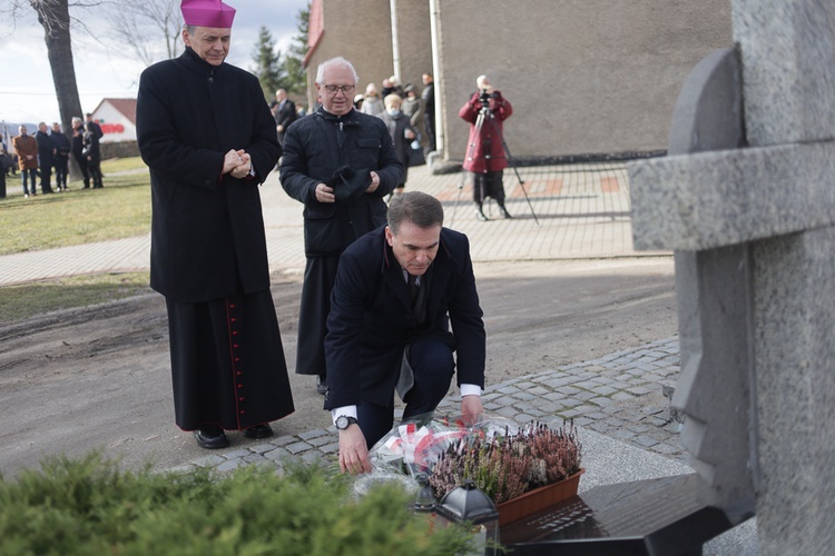 Zaproszeni goście złożyli kwiaty pod Pomnikiem Kresowiaków. 