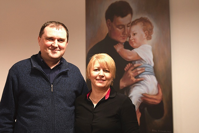 	Ewa i Piotr pobrali się w 2000 roku. Mają dwóch synów – Dariusza, studenta informatyki i teologii, oraz Jarosława, licealistę.