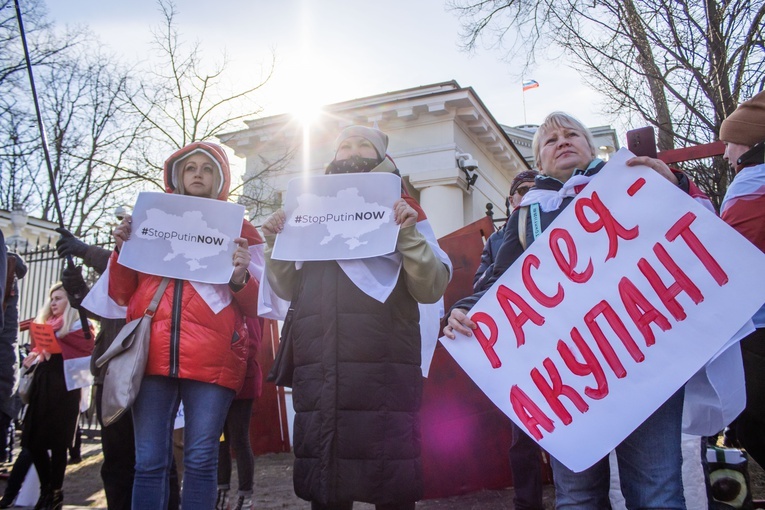 Protest przeciwko agresorom przed Ambasadą Rosji. Spalono flagę