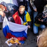 Protest przeciwko agresorom przed Ambasadą Rosji. Spalono flagę