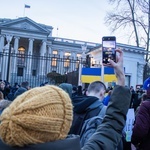 Protest przeciwko agresorom przed Ambasadą Rosji. Spalono flagę