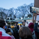 Protest przeciwko agresorom przed Ambasadą Rosji. Spalono flagę