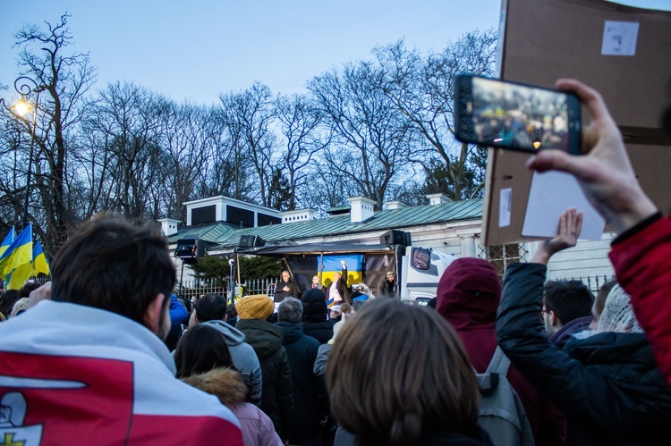 Protest przeciwko agresorom przed Ambasadą Rosji. Spalono flagę