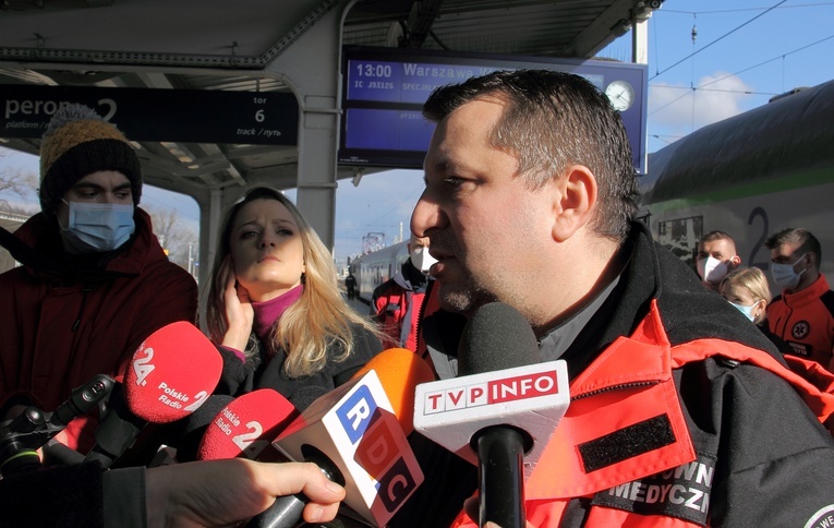 Pociąg medyczny z uchodźcami z Ukrainy przyjechał do Warszawy. "Czegoś takiego jeszcze nie widzieliśmy”