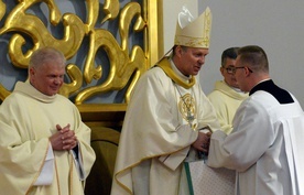 Biskup Piotr przyjmuje życzenia od al. Bartosza Fijałkowskiego. Z lewej ks. Marek Adamczyk.